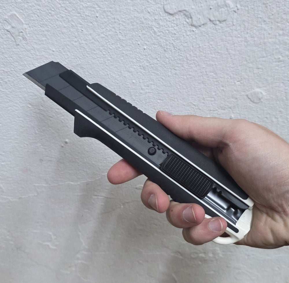 TAJIMA Cuttermesser 'DURA DC660W' (25 mm) RAZAR BLACK Auto-Blade-Lock