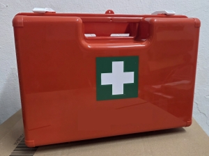 Erste-Hilfe-Koffer-nach-DIN-13159-mit-Wandhalterung