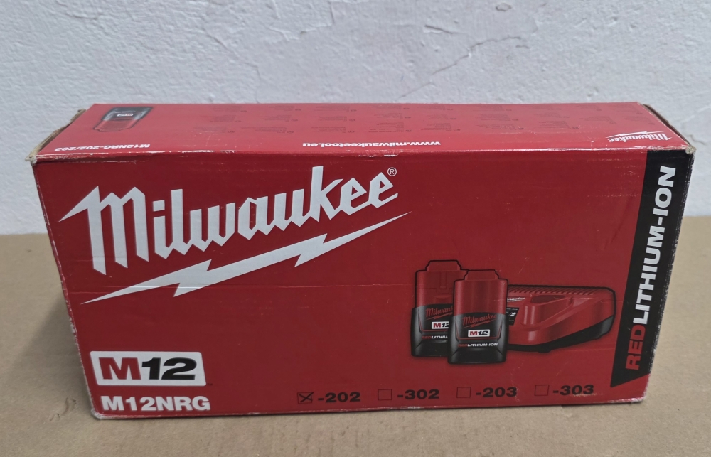 Bild 1 von MILWAUKEE M12 Akku-Starterset 'M12NRG-202' (2x 2,0 Ah REDLITHIUM Akku + Ladegerät) 4933459209