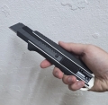 Bild 2 von TAJIMA Cuttermesser 'DURA DC660W' (25 mm) RAZAR BLACK Auto-Blade-Lock